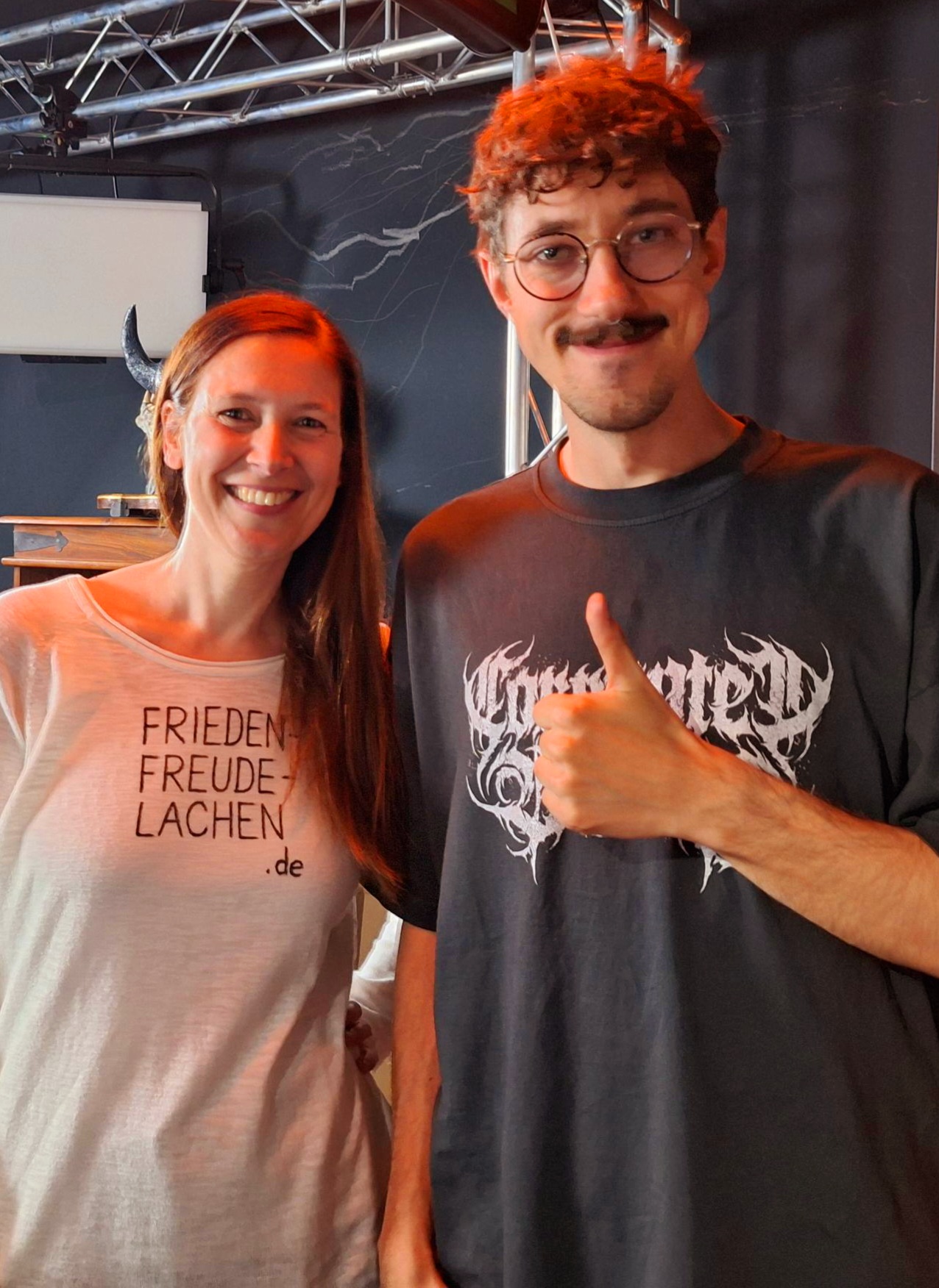 Frieden Freude Lachen Stephanie Esser und Hand of Blood