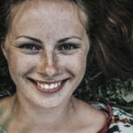 Frau macht Lachyoga beim Gesundheitstag