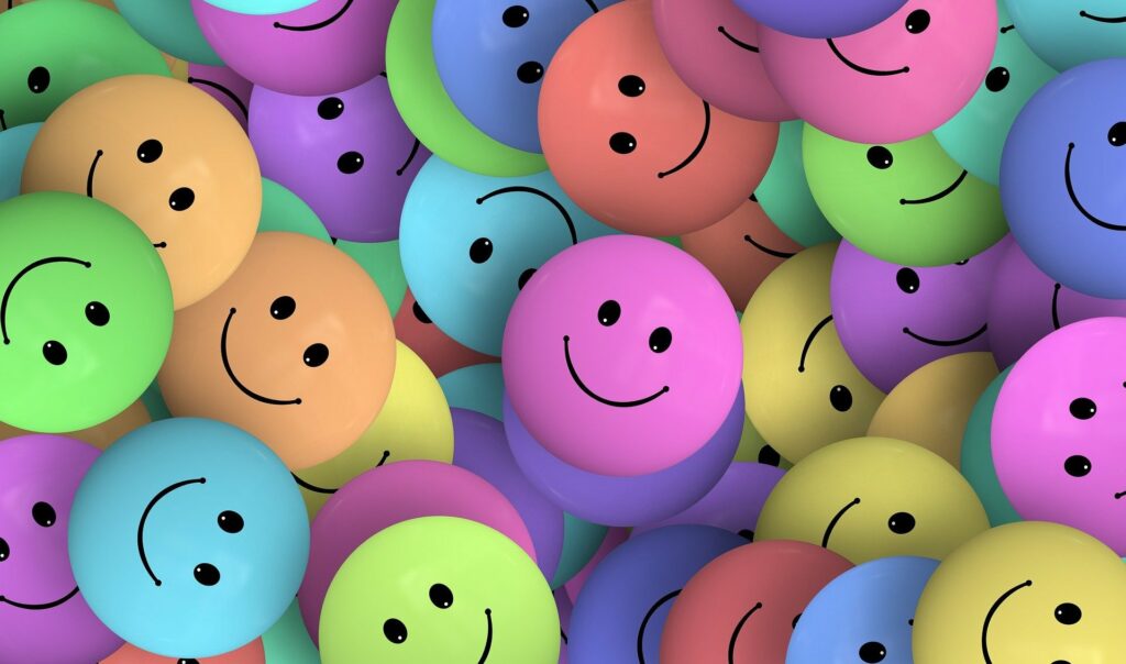 Viele bunte lachende Smileys