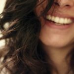 Was ist Lachyoga und wie wirkt es? Lachende Frau beim Lachyoga Berlin