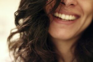 Was ist Lachyoga und wie wirkt es? Lachende Frau beim Lachyoga Berlin